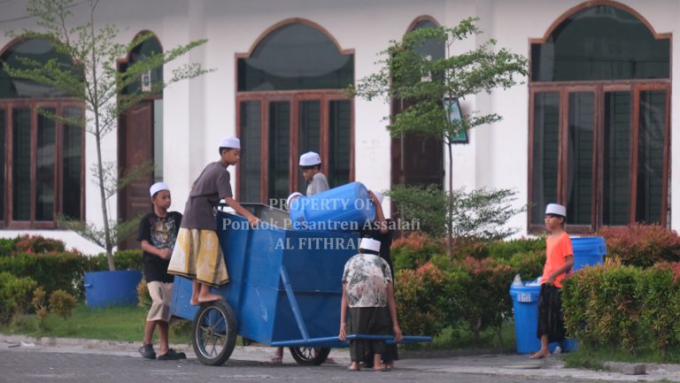 Piket Pagi Santri
