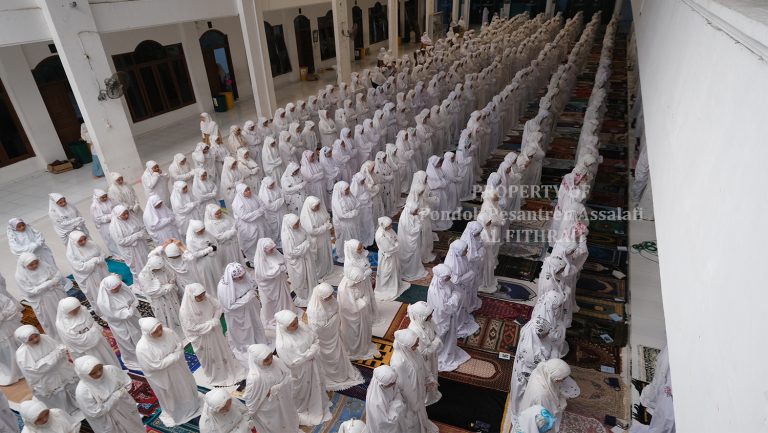 Sholat Berjamaah Putri